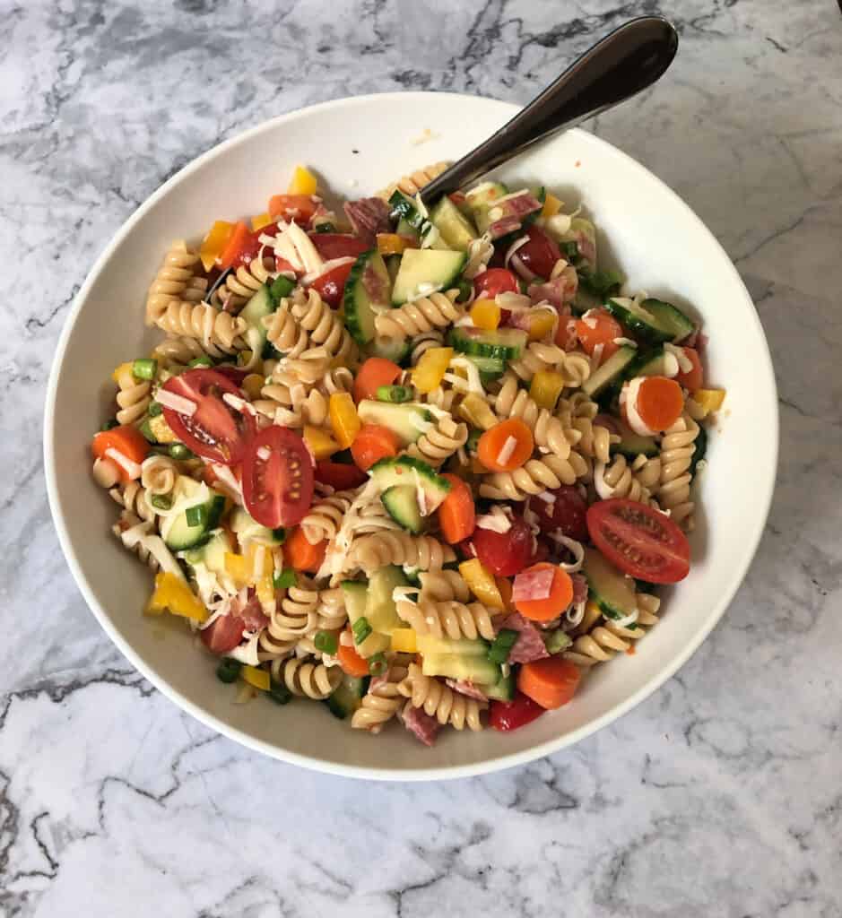 Easy Pasta Salad: Quick and Easy with Few Ingredients