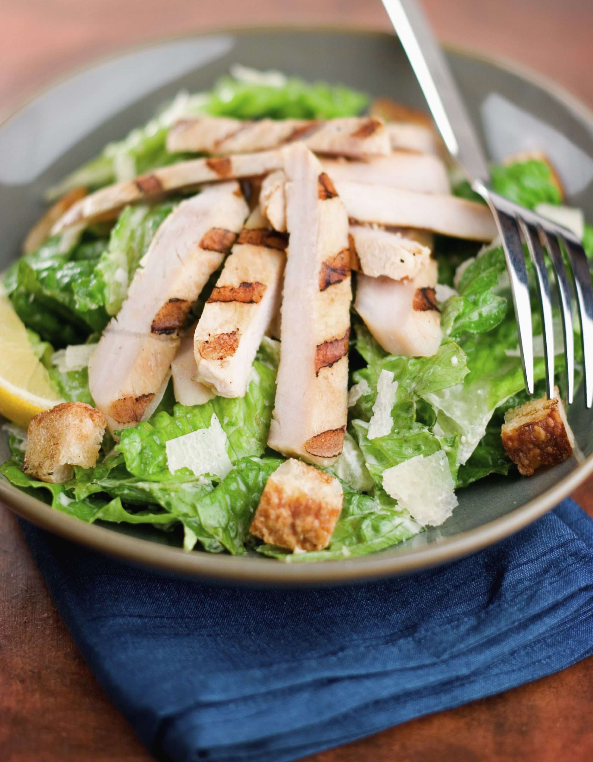 grilled chicken caesar salad no croutons calories