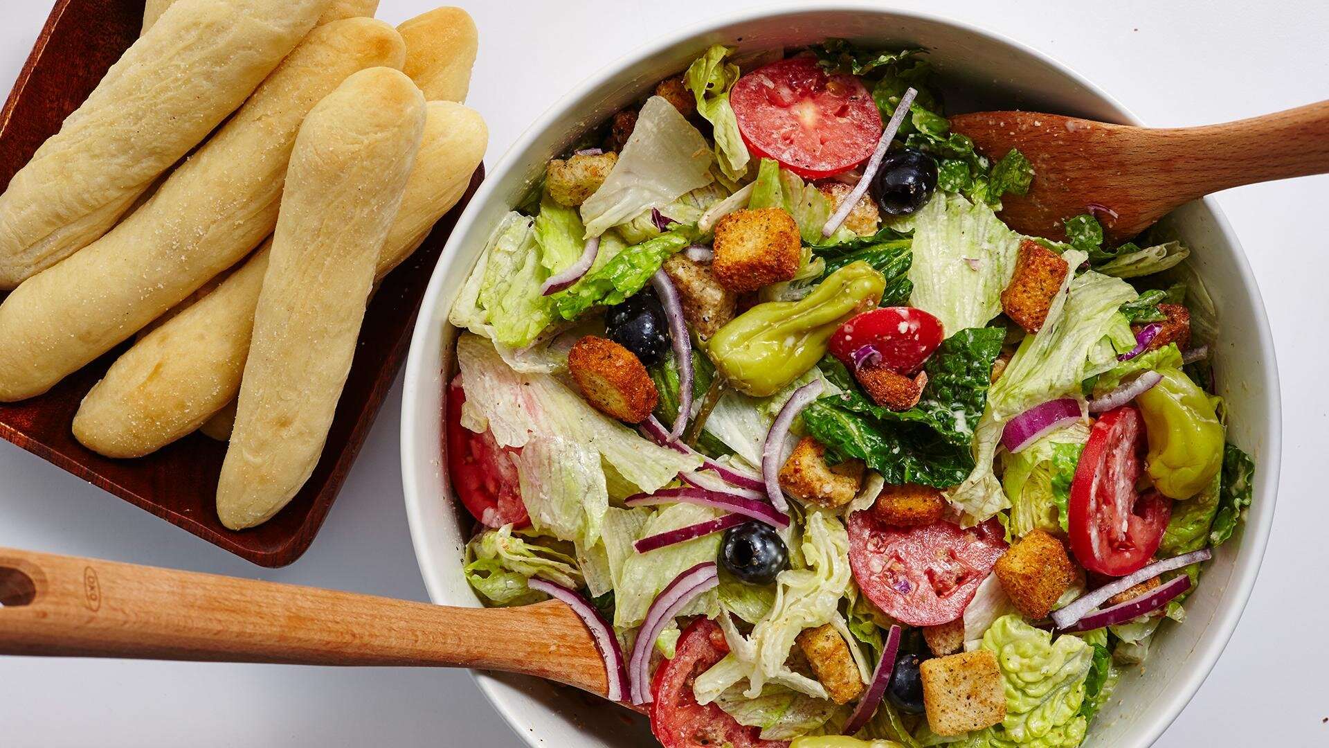 How to Make Copycat Olive Garden Salad and Breadsticks ...